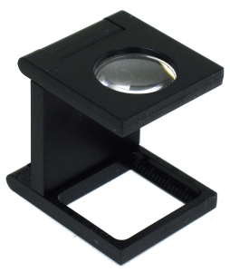 Eschenbach Mess-Fadenzähler Kunststoff (schwarz) 30D / 8x / 20x20 mm (Eschenbach, 1272) Fadenzähler aus schwarzem Kunststoff

- Linse 30D
- Vergrößerung: 8x
- Messfläche: 20x20 mm
- Millimeterskala
- zusammenklappbar